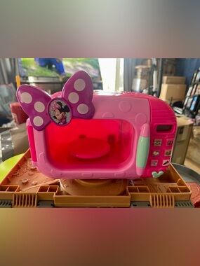 Minnie Mouse Microwave Playset with Dishes- Needs Batteries